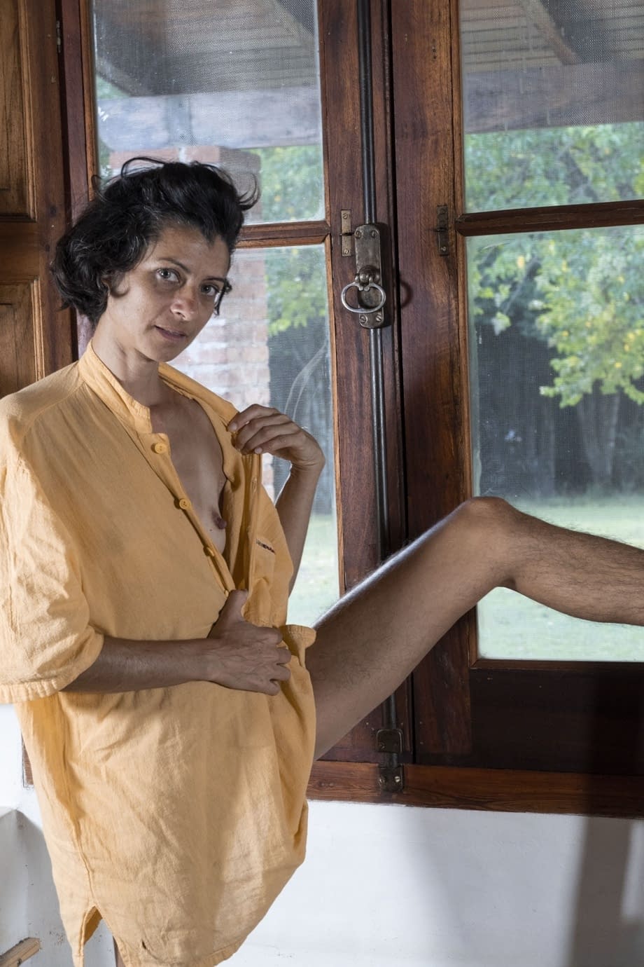 Bruna provoque avec son petit corps mince en écartant ses lèvres de chatte poilues et mouillées toute seule - 4