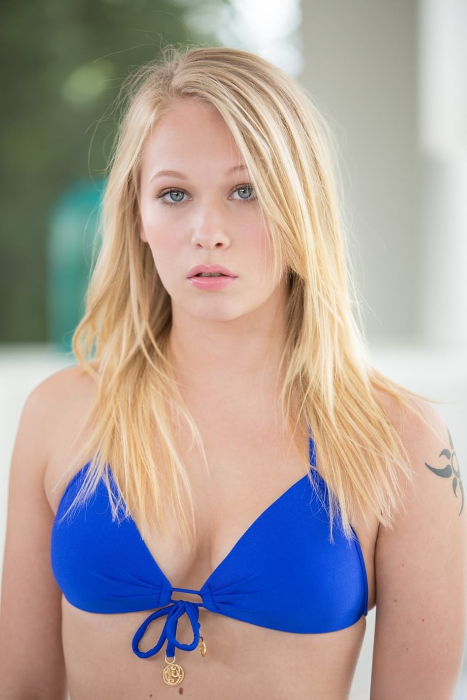 Jeune déesse blonde Dakota James adorant une énorme BBC avec des pipes salives et des chevauchées profondes - 1