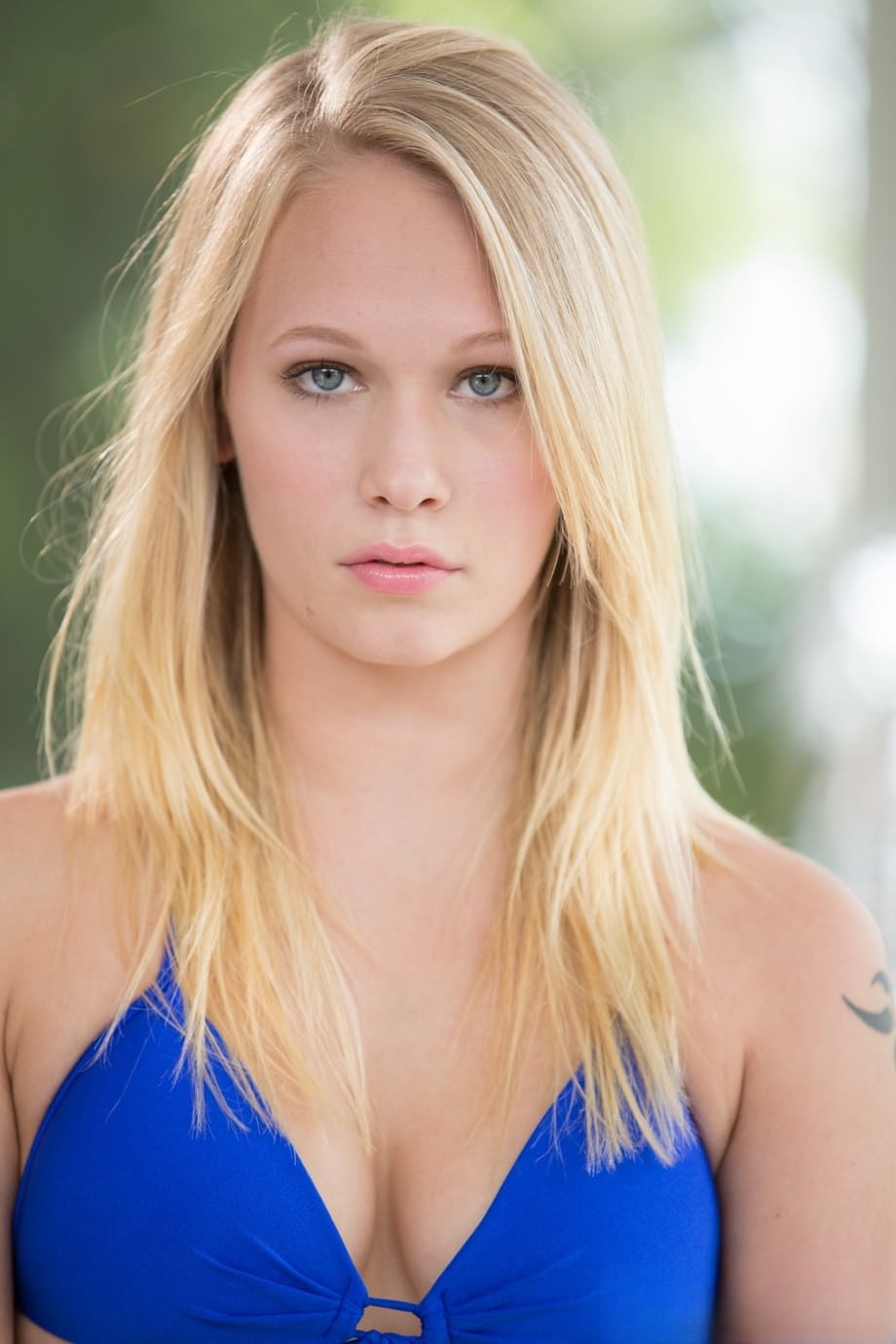 Jeune déesse blonde Dakota James adorant une énorme BBC avec des pipes salives et des chevauchées profondes - 3