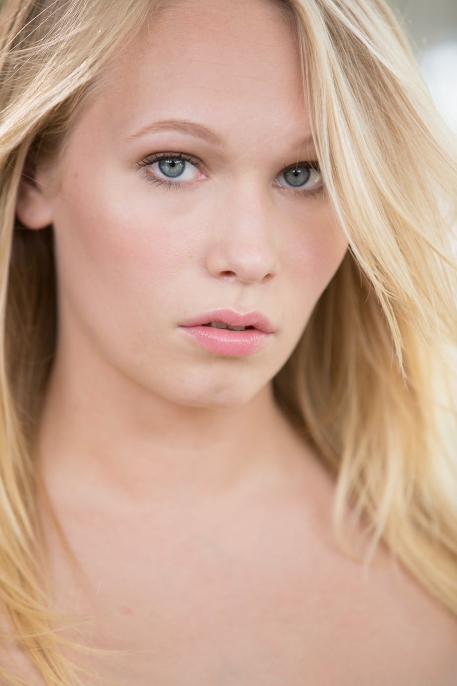 Jeune déesse blonde Dakota James adorant une énorme BBC avec des pipes salives et des chevauchées profondes - 4