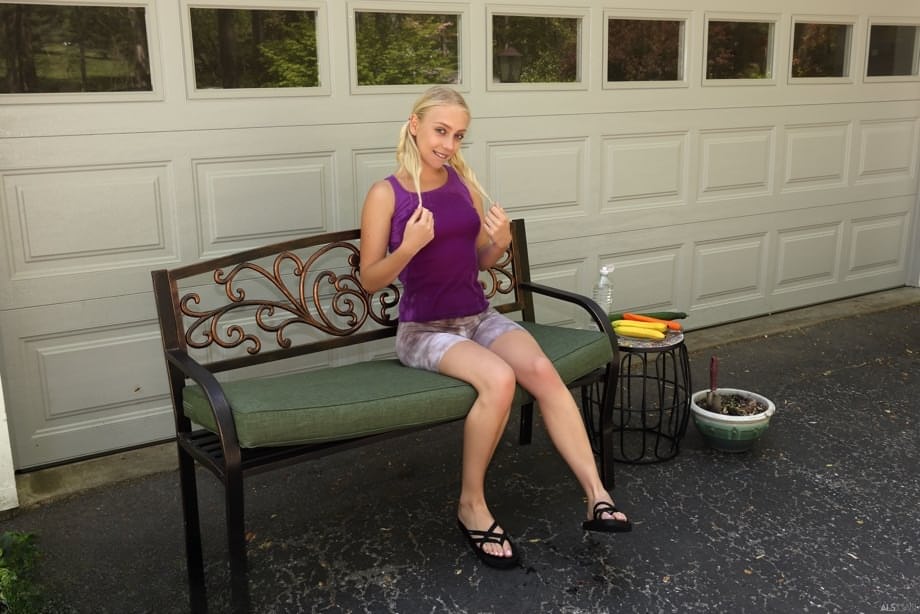 Seductive Braylin Bailey fingering herself with thick veggies before golden shower pleasure - 3