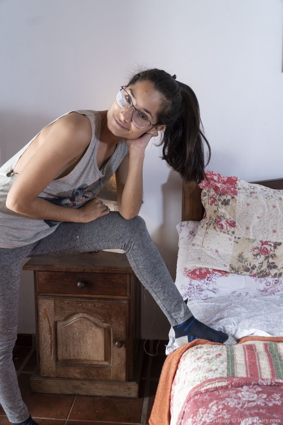 Tiffany étale des draps de satin lisses révélant ses longs tétons dressés et sa chatte poilue trempée - 1