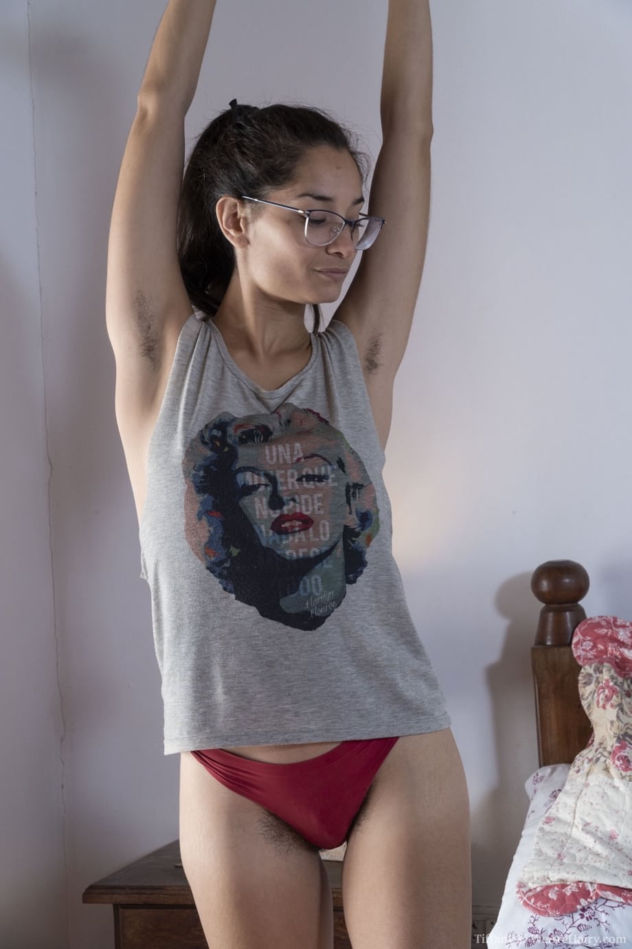 Tiffany étale des draps de satin lisses révélant ses longs tétons dressés et sa chatte poilue trempée - 4