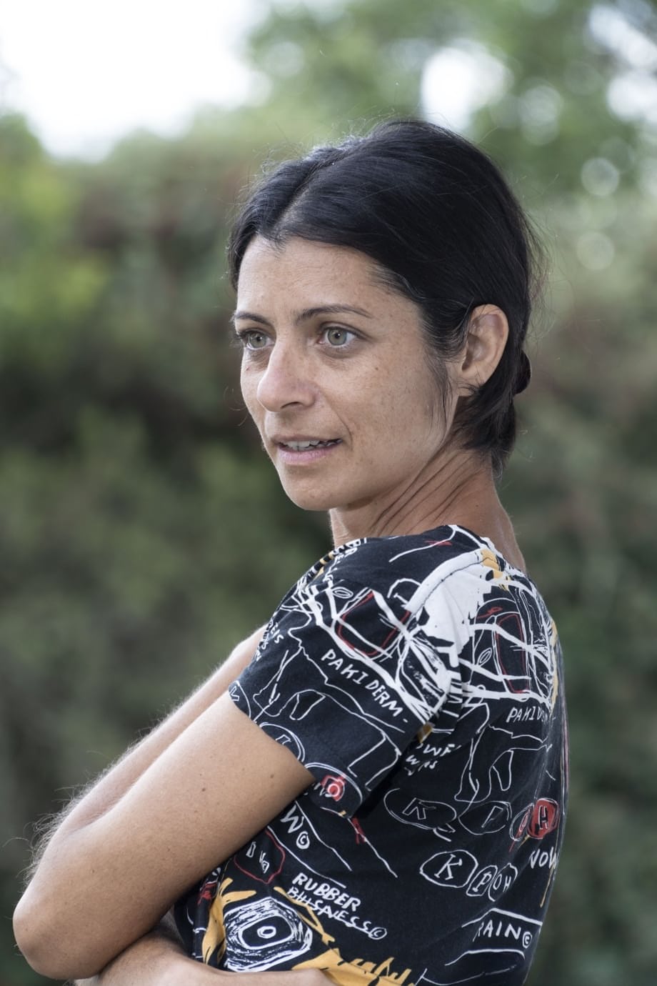 Bruna exhibe son con exquisivement velu en extérieur lors d’une séance de striptease intime et crue. - 2
