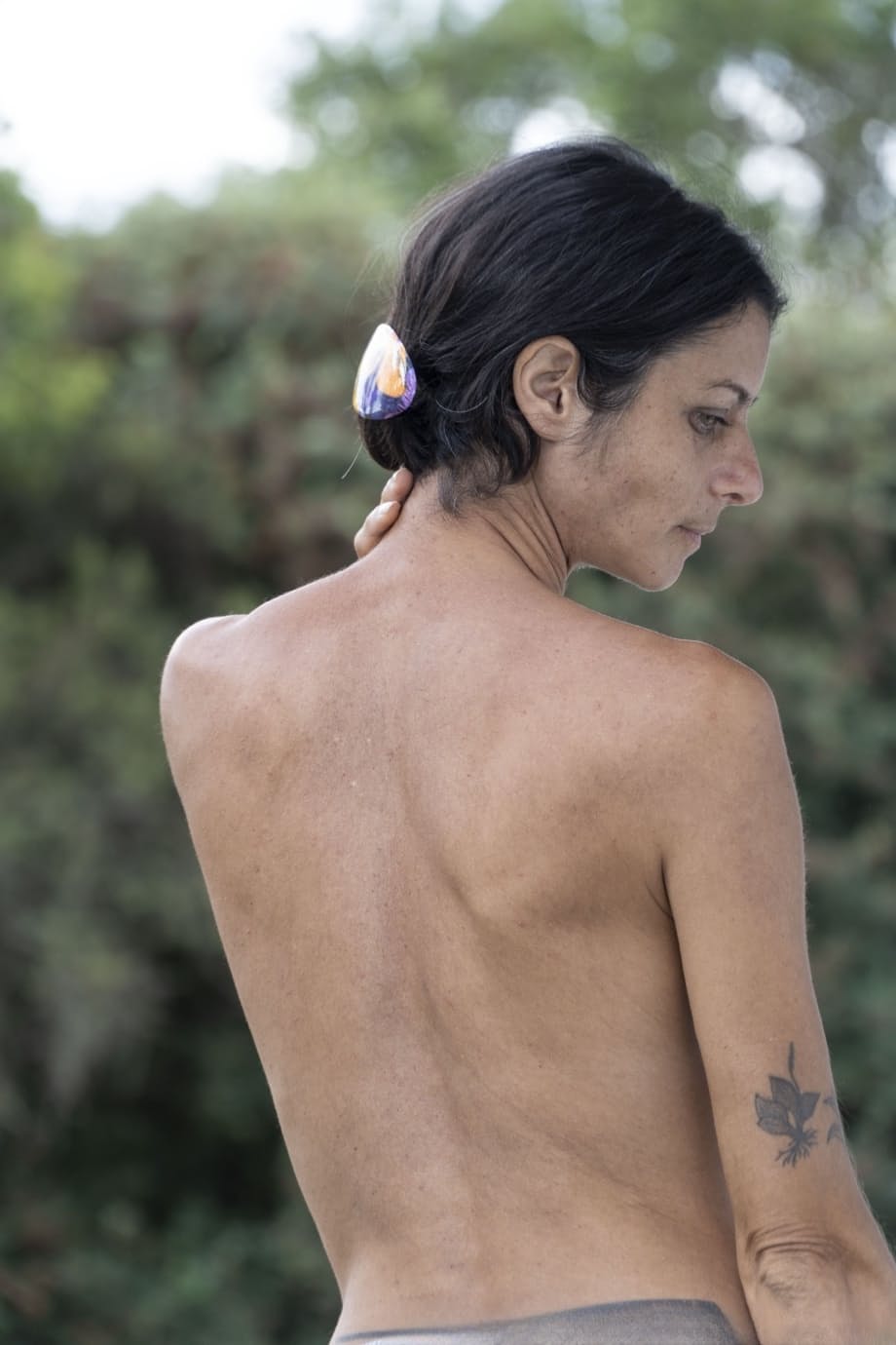 Bruna exhibe son con exquisivement velu en extérieur lors d’une séance de striptease intime et crue. - 4