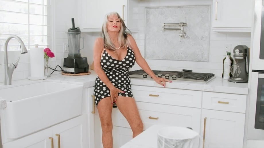 La matura Sally DAngelo con seni enormi domina la negra Nicole Kitt condividendo un cazzo grosso e spesso - 7