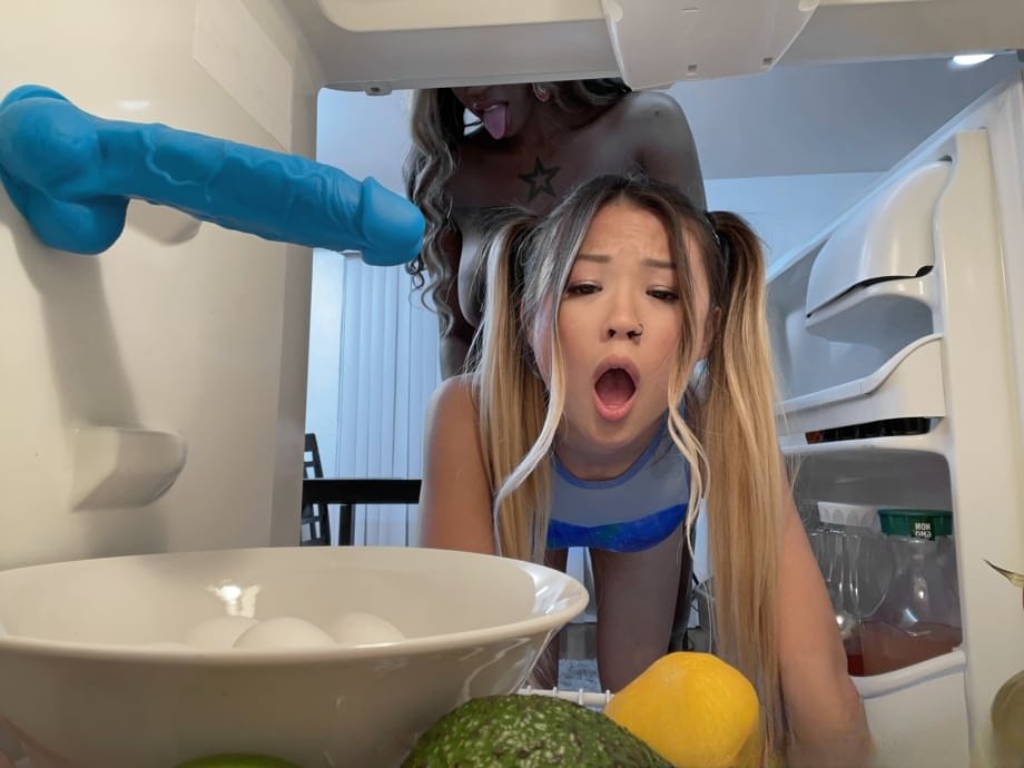 Victoria Cakes se da un festín con una adolescente asiática apretada en un delicioso encuentro lésbico - 15