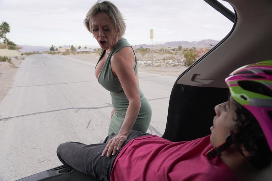 Dee Williams big tits MILF devours cock before facesitting and riding his dick - 9