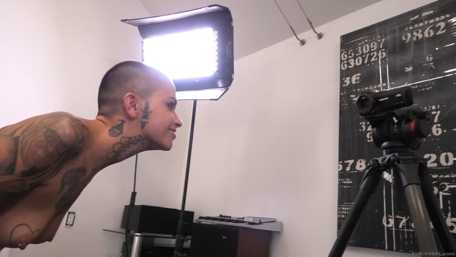 El hardcore trío bisexual anal entre Leigh Raven y Riley Nixon en una frenética orgía de lamer - 20