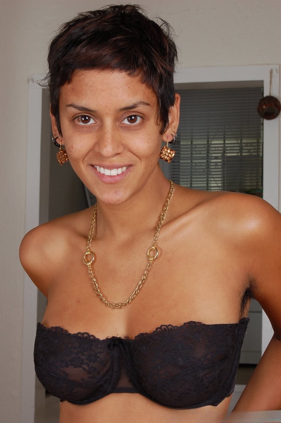 Sonya dévoile son cul rebondi et taquine sa chatte velue et invitante - 12