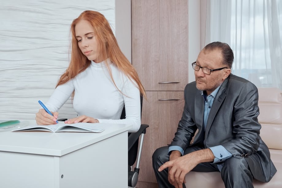 Holly Molly, la belle rousse qui défonce passionnément un vieux prof pervers sur le campus - 1