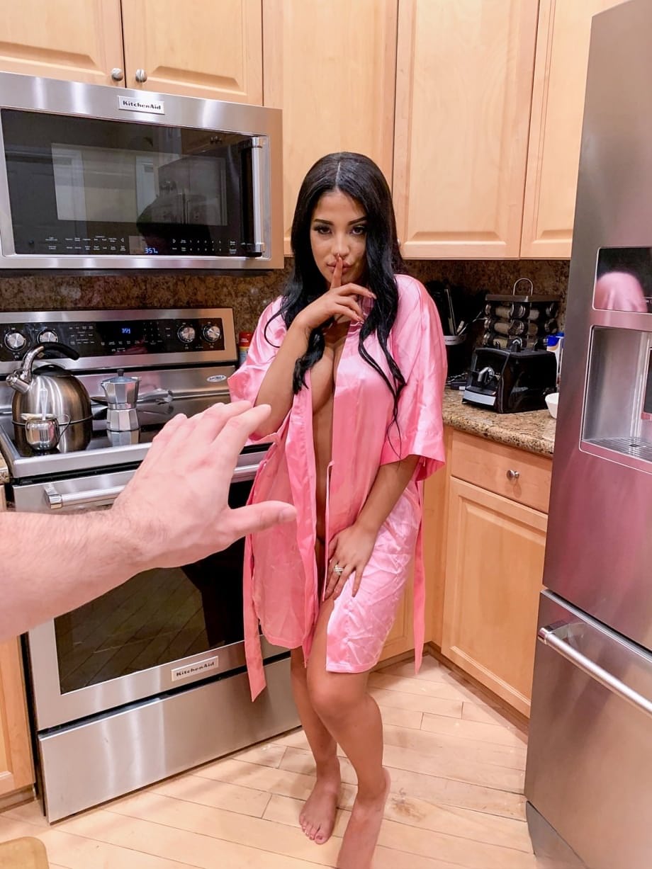 Misty Quinn muestra su gran culo travieso recibiendo embestidas fuertes - 2