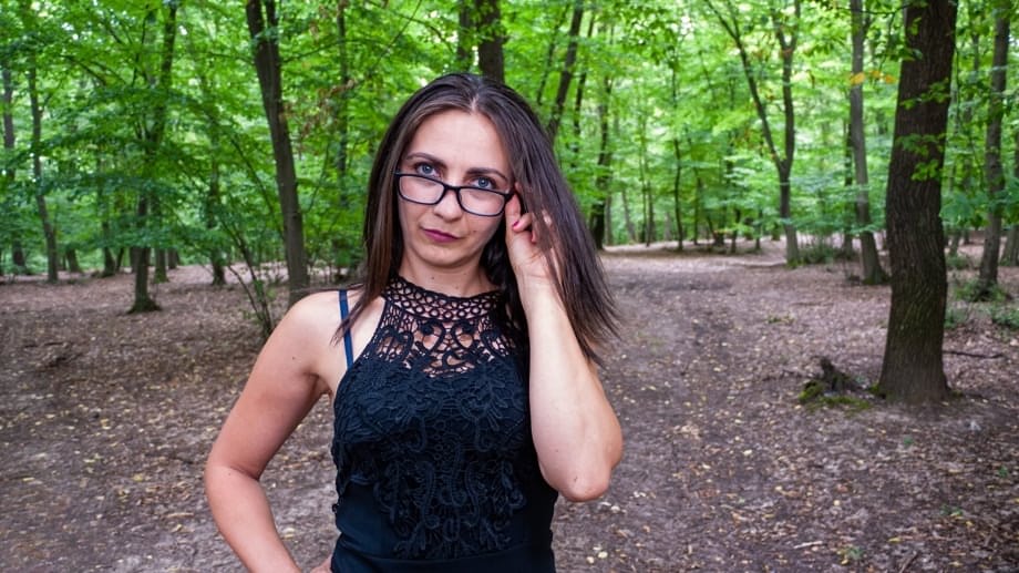 Anna si toglie gli occhiali e implora disperatamente il cazzo della foresta con il culo che trema - 15
