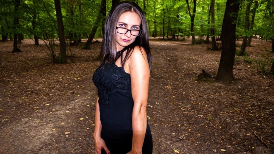 Anna si toglie gli occhiali e implora disperatamente il cazzo della foresta con il culo che trema - 19