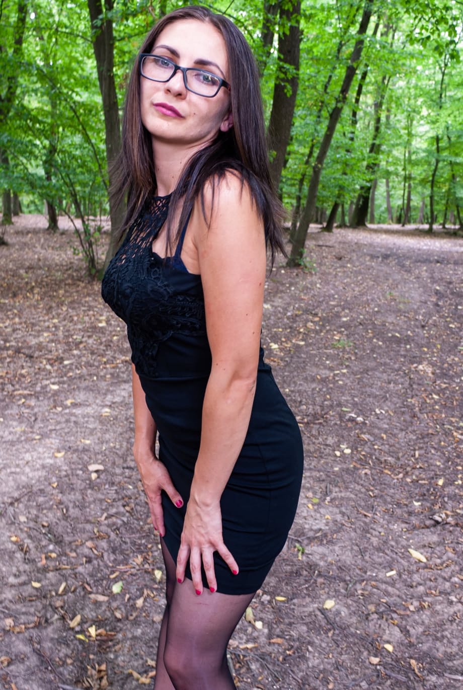 Anna si toglie gli occhiali e implora disperatamente il cazzo della foresta con il culo che trema - 20
