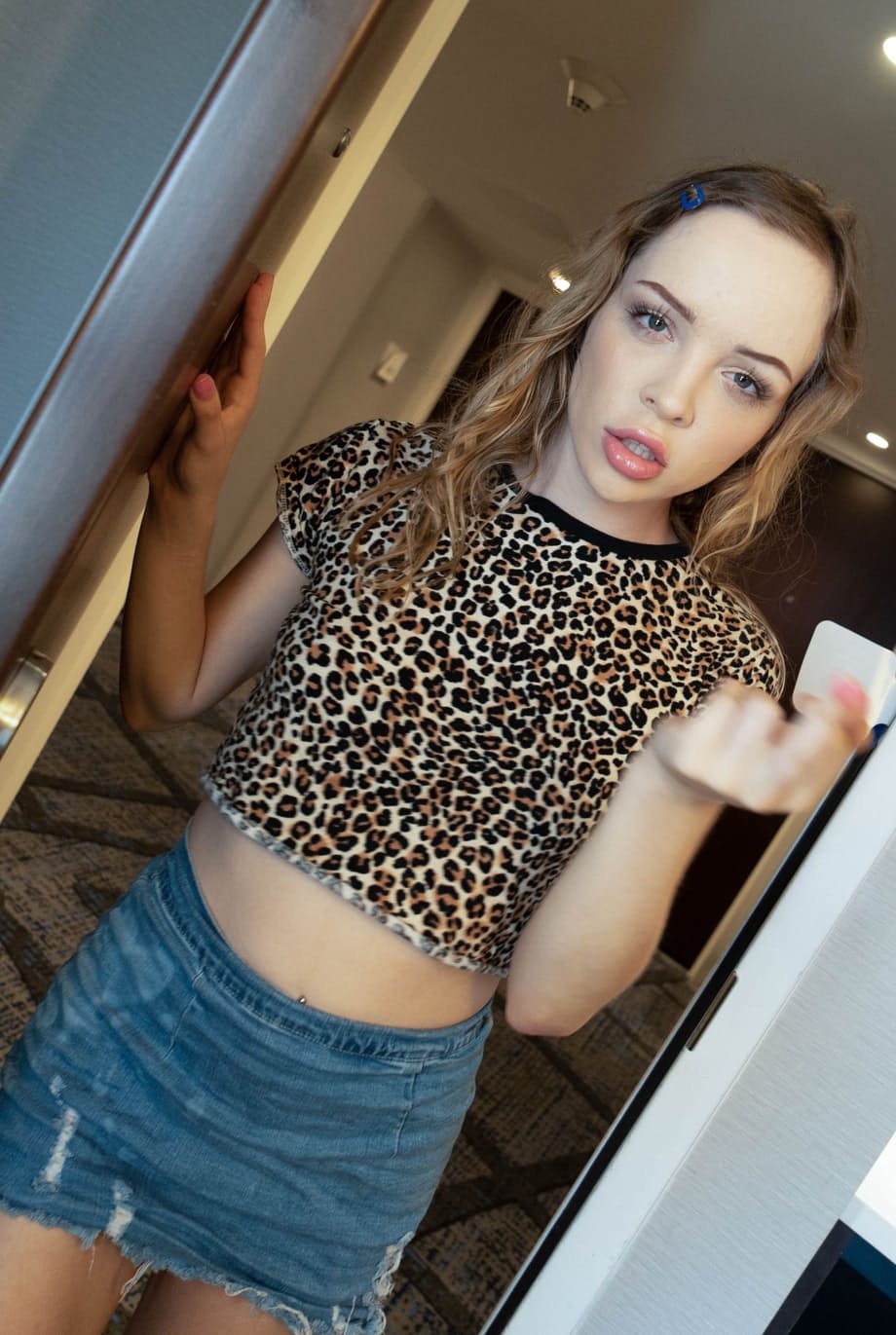 I piccoli seni di Aliya Brynn sobbalzano mentre cavalca un cazzo spesso in intensa azione POV bollente - 1