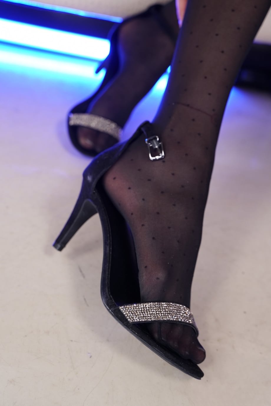 Les plantes des pieds huilées de Liya Silver caressent une bite palpitante tandis que ses doigts s'enfoncent dans sa chatte trempée - 3