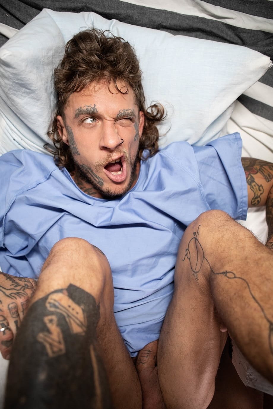 Alex Mecum inonde le joli cul de Bo Sinn après une baise anale sans capote - 6