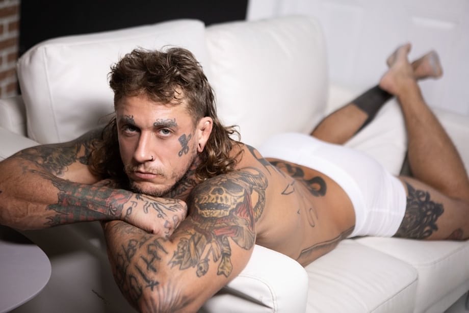 Alex Mecum inonde le joli cul de Bo Sinn après une baise anale sans capote - 17