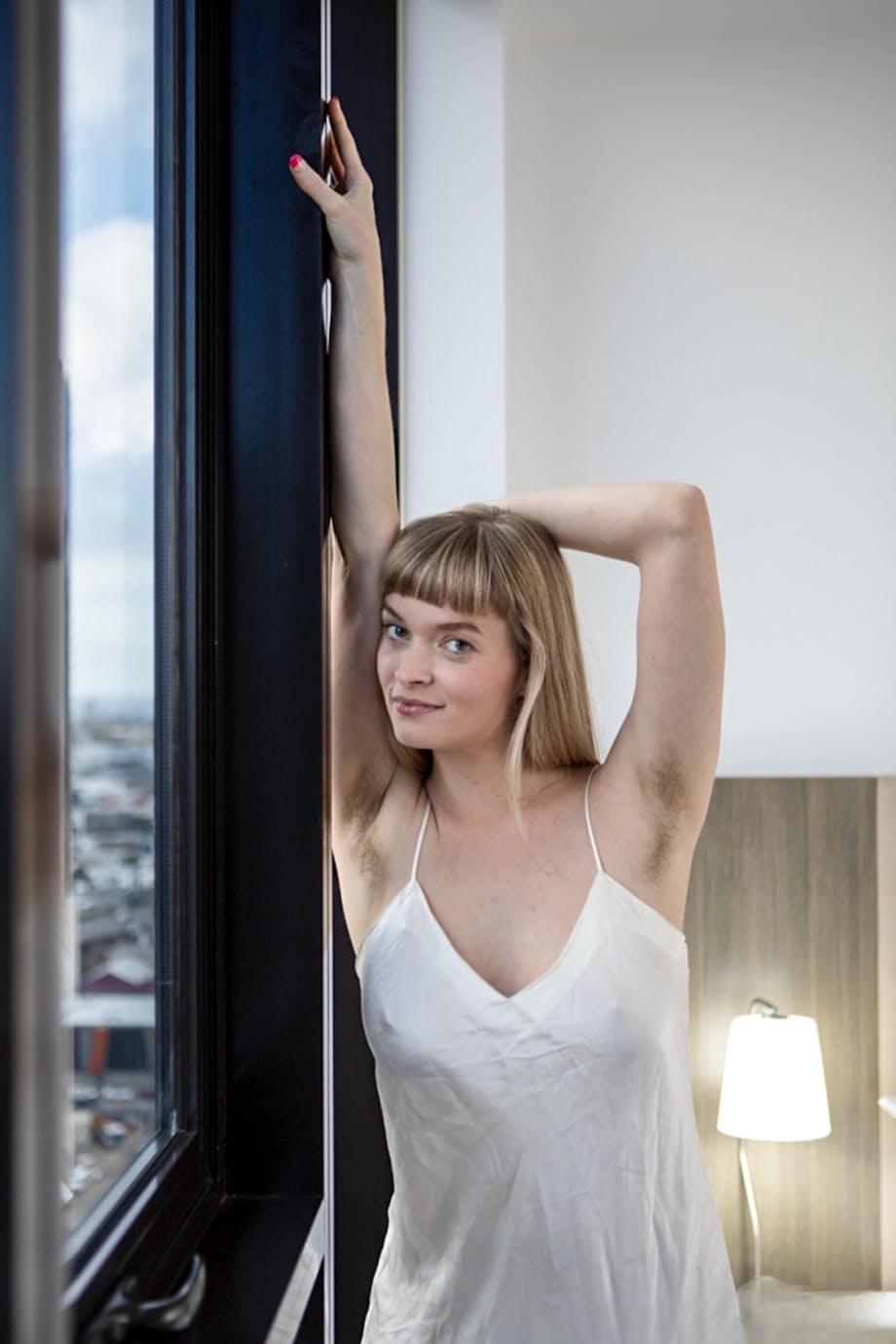 Laney Day révèle ses courbes naturelles en taquinant son buisson avec de gros seins rebondissants et des doigts impatients - 1
