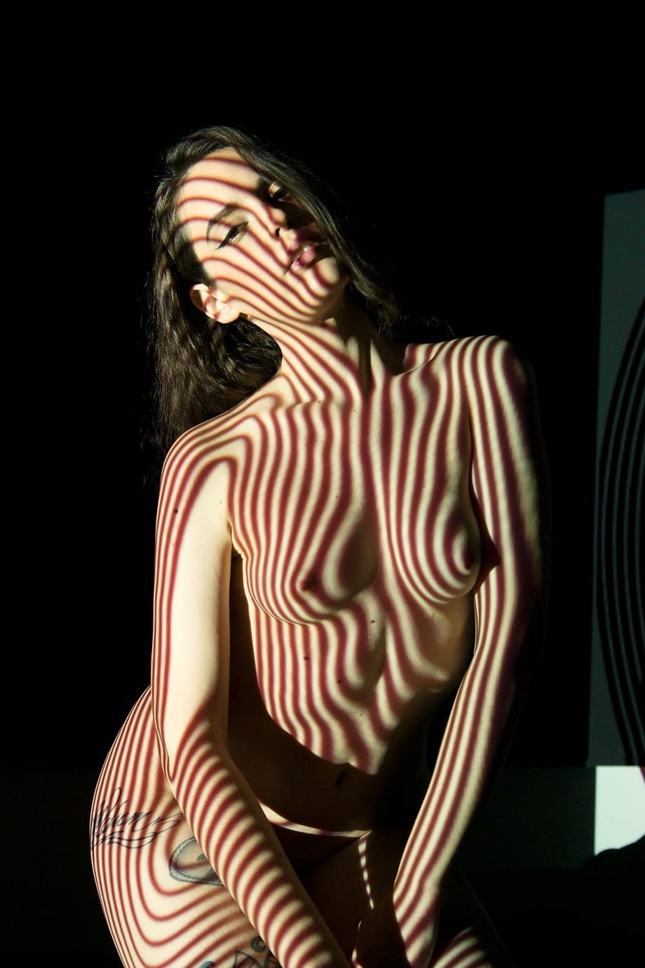 Il massiccio culo americano di Anneke Necro esposto al massimo con tacchi a spillo altissimi, mentre posa all'aperto in una provocante striptease - 1