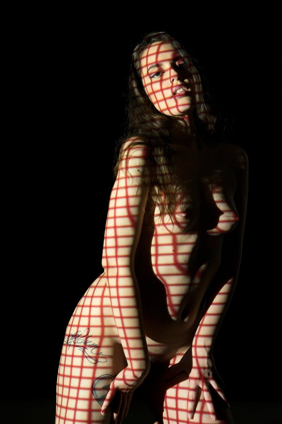 Il massiccio culo americano di Anneke Necro esposto al massimo con tacchi a spillo altissimi, mentre posa all'aperto in una provocante striptease - 3