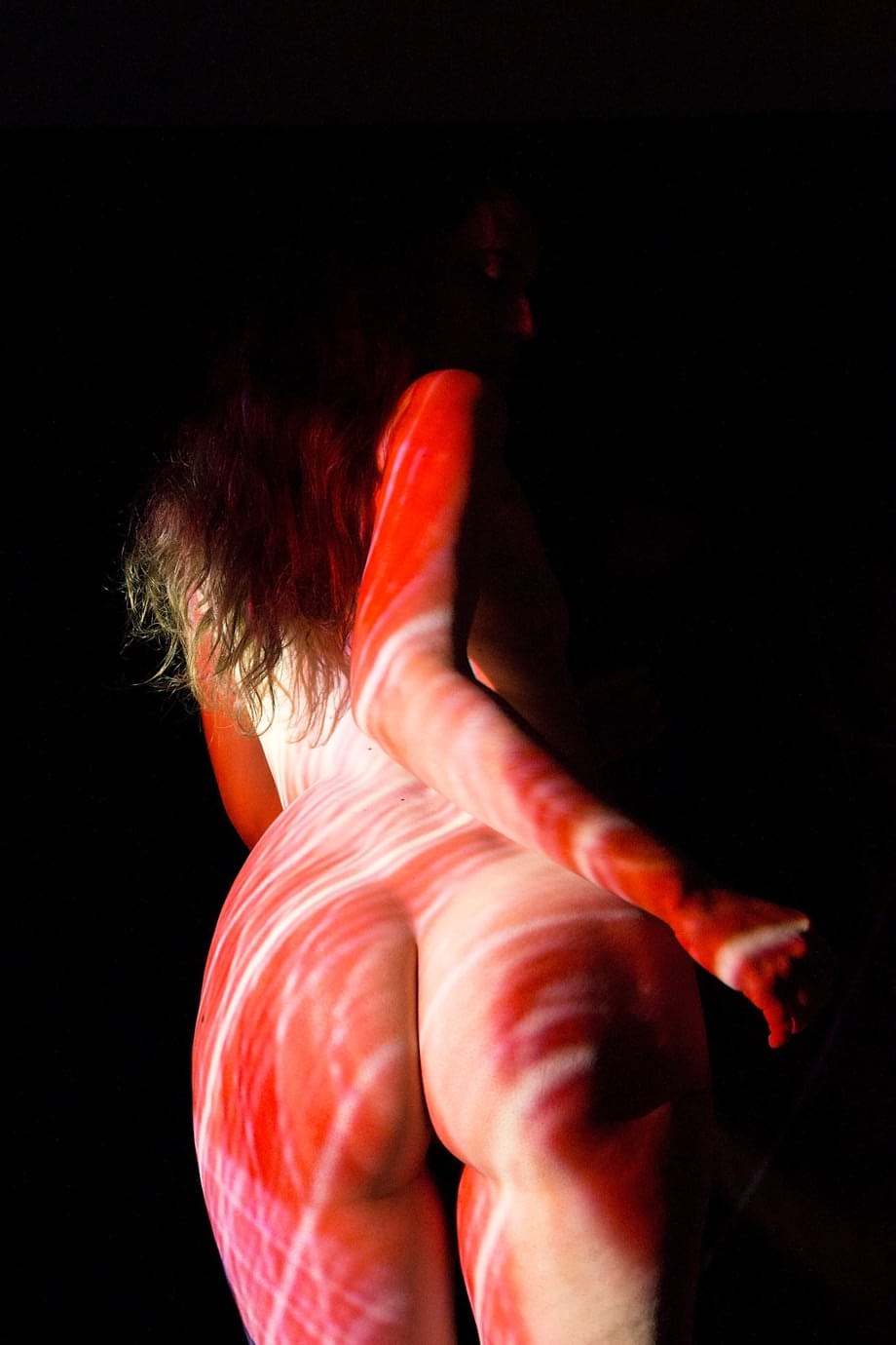 Il massiccio culo americano di Anneke Necro esposto al massimo con tacchi a spillo altissimi, mentre posa all'aperto in una provocante striptease - 5