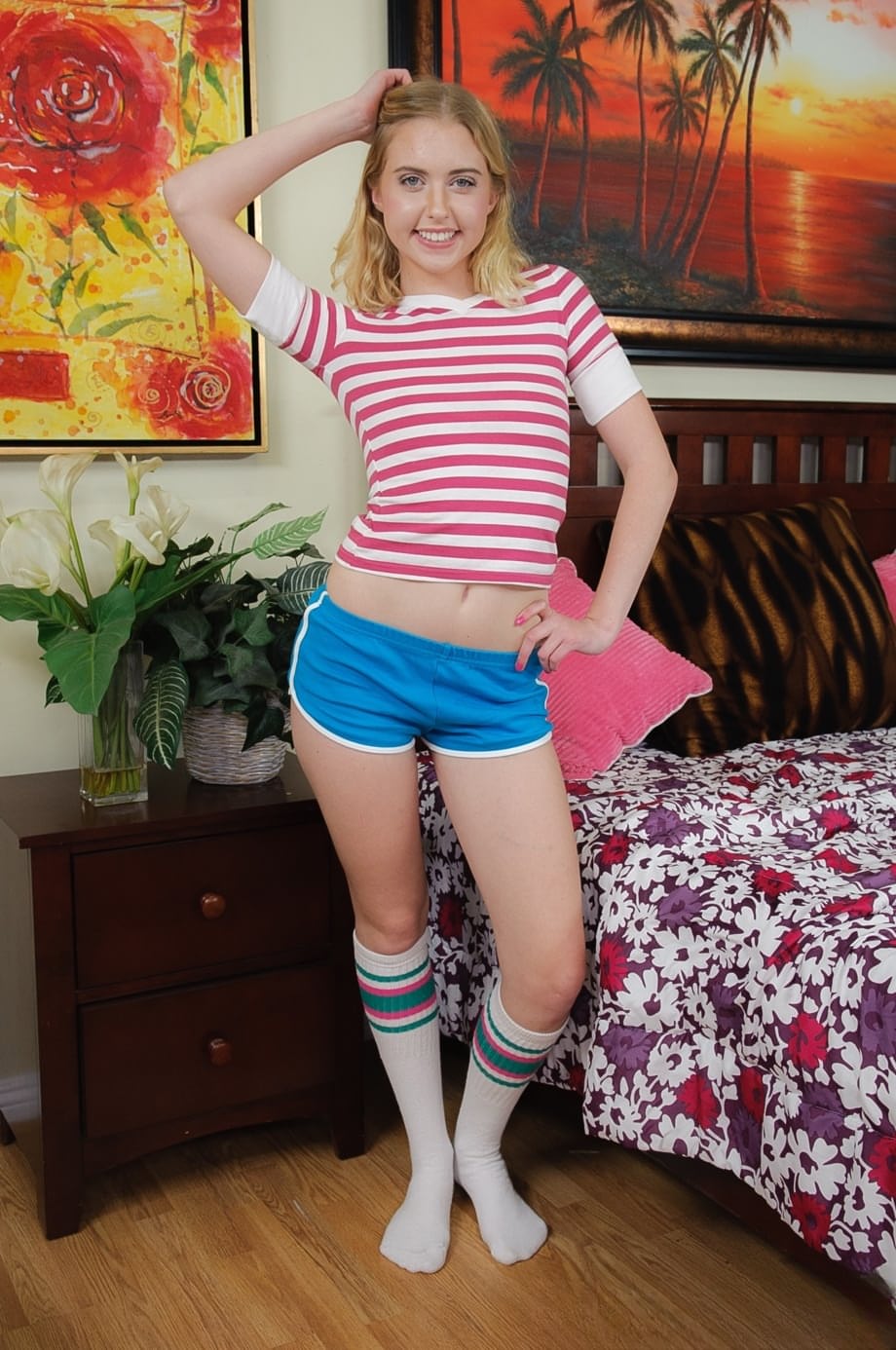 Chloe Cherry, con su diminuto cuerpecito y pechos pequeños, acaricia una verga enorme en un sugerente POV - 1