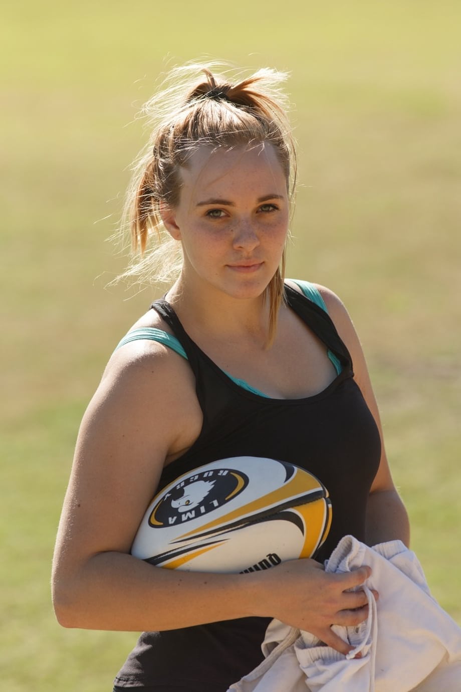 Deirdre se burla con pantalones cortos de fútbol antes de mostrar su apretado culo pelirrojo - 2