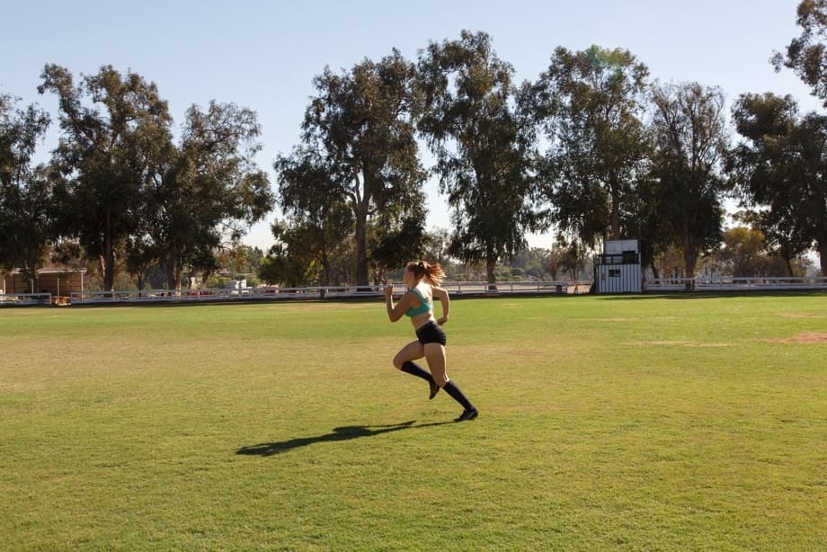 Deirdre se burla con pantalones cortos de fútbol antes de mostrar su apretado culo pelirrojo - 3