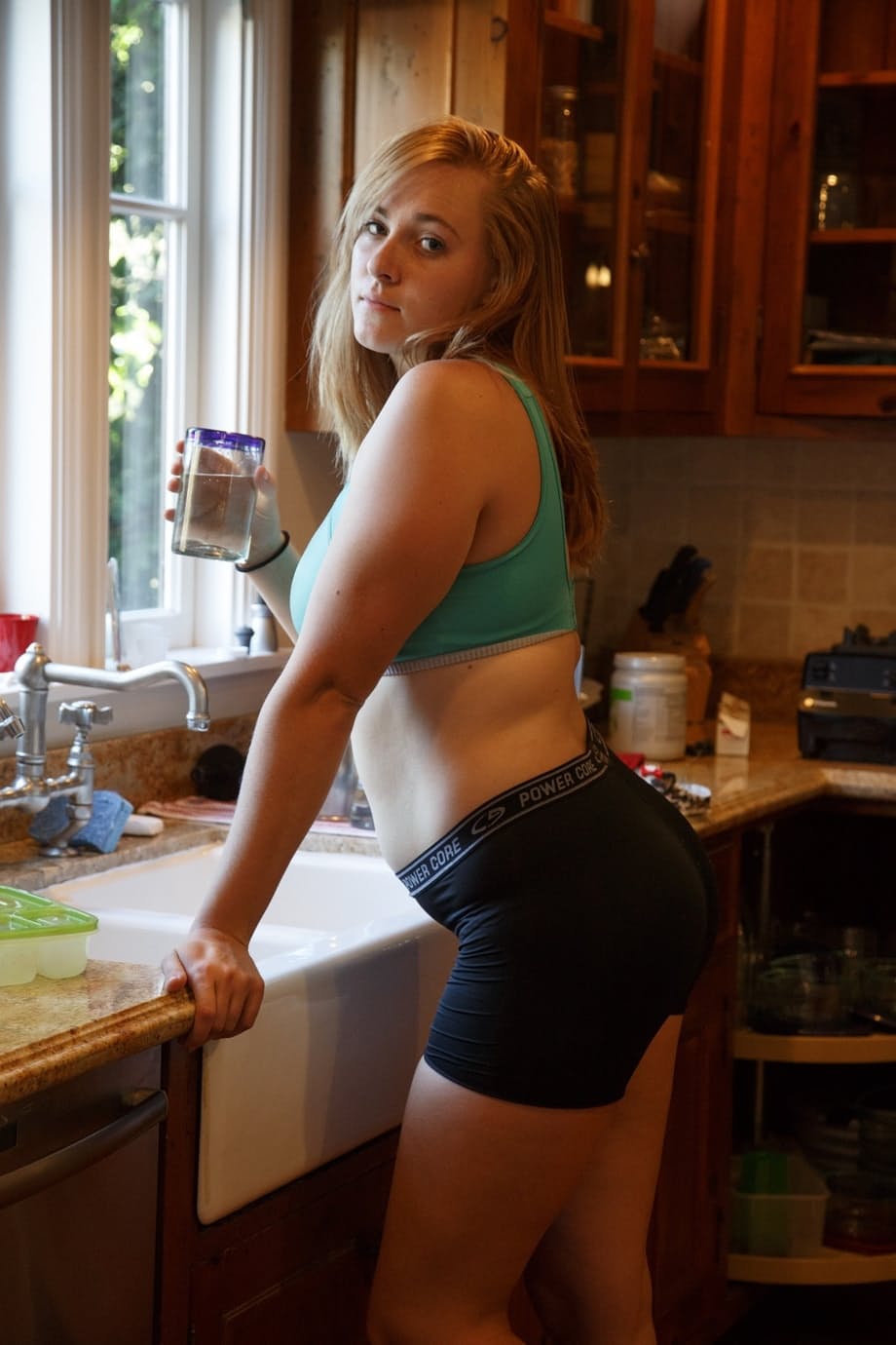 Deirdre se burla con pantalones cortos de fútbol antes de mostrar su apretado culo pelirrojo - 6