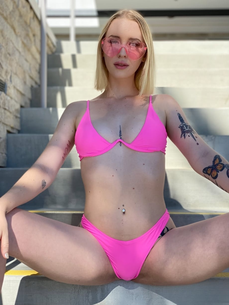 Marylin Johnson se doigte sa chatte rasée trempée après une baise hardcore - 7