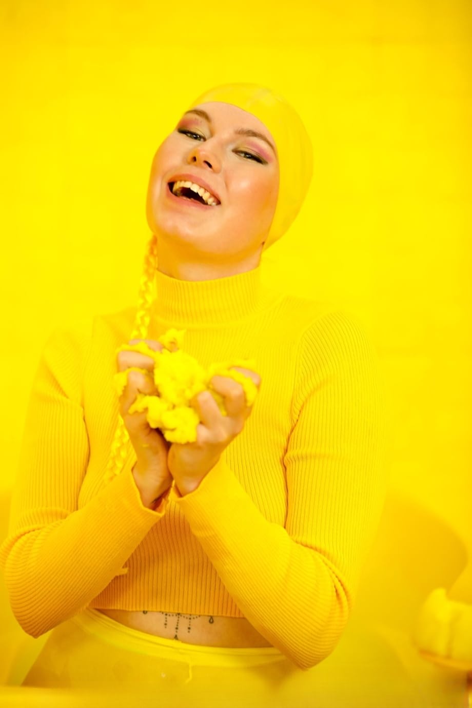 Kinky babe in a yellow costume Mimi Cica gets her tits sucked in fetish action