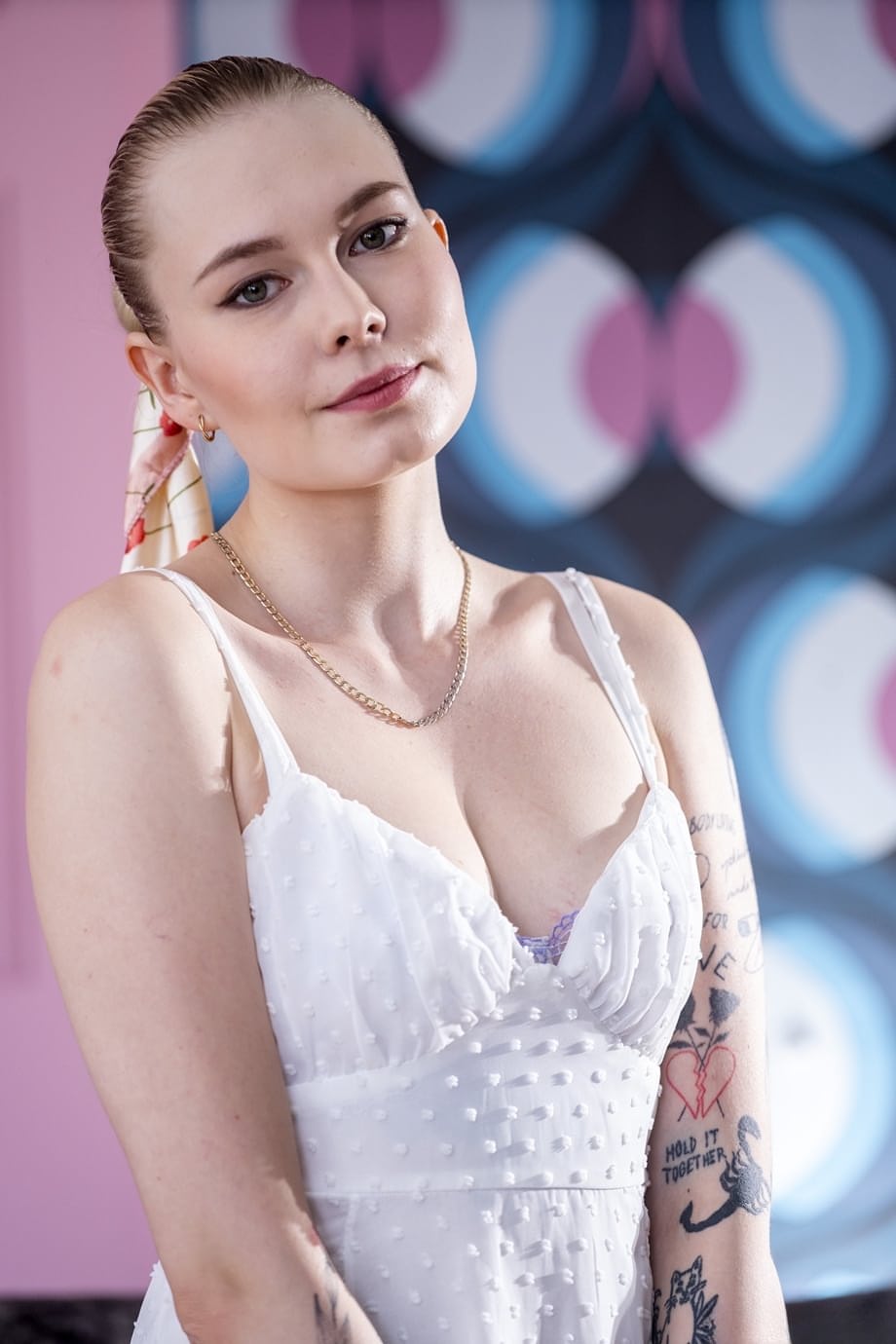 La zorra tatuada Mimi Cica exhibe su enorme culo provocando mientras se desnuda sensualmente - 1
