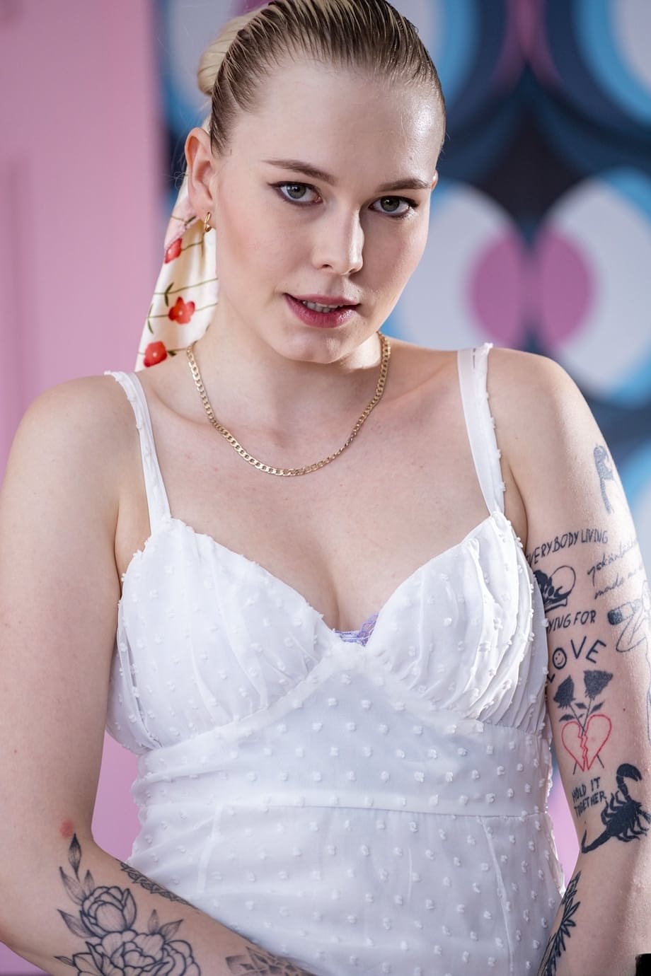 La zorra tatuada Mimi Cica exhibe su enorme culo provocando mientras se desnuda sensualmente - 2