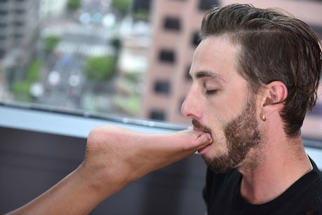 Ashley Aleigh délivre une sauvage branlette interraciale au pied jusqu'à ce que ses orteils soient trempés dans du foutre crémeux - 13
