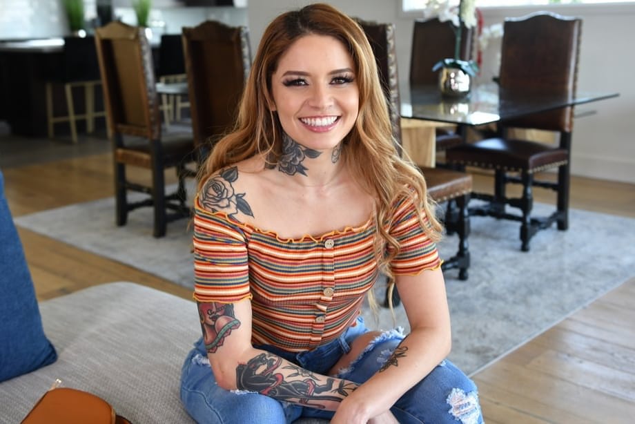 Vanessa Vega tatuada chorrea explosivamente montando una enorme verga ébano - 11