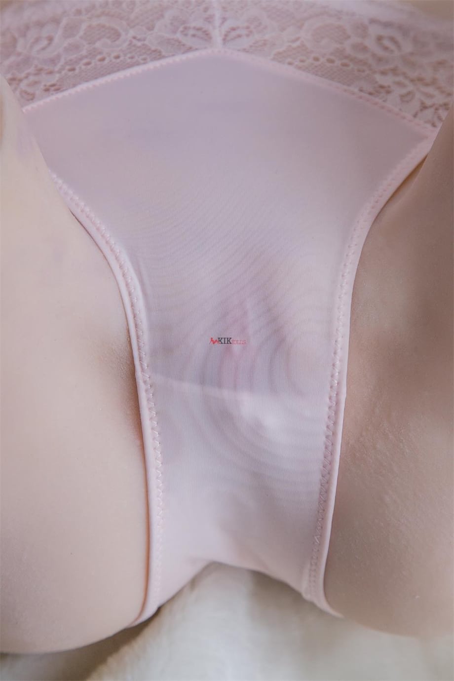 Poupée sexuelle Kik sans jambes ni membres se fait caresser sa chatte rose vif par une grosse queue - 5