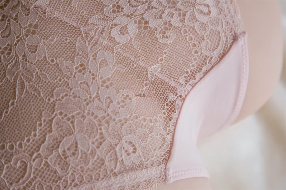 Poupée sexuelle Kik sans jambes ni membres se fait caresser sa chatte rose vif par une grosse queue - 6