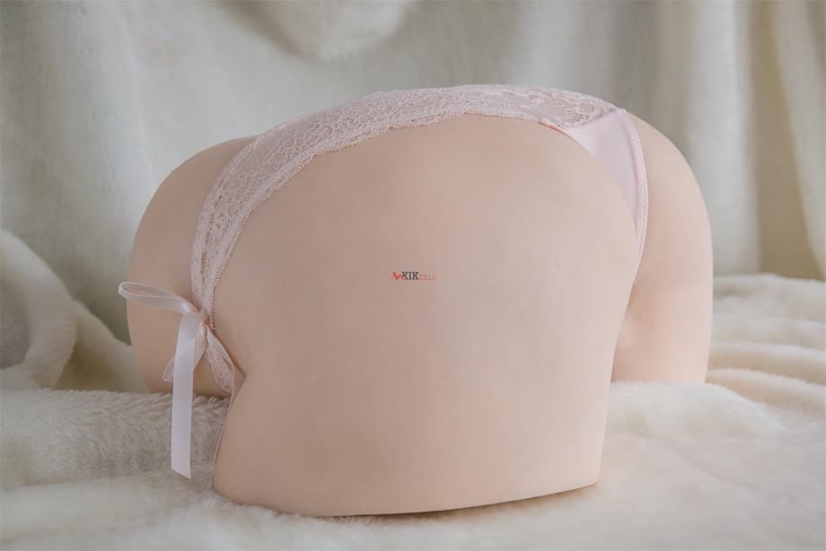 Poupée sexuelle Kik sans jambes ni membres se fait caresser sa chatte rose vif par une grosse queue - 7