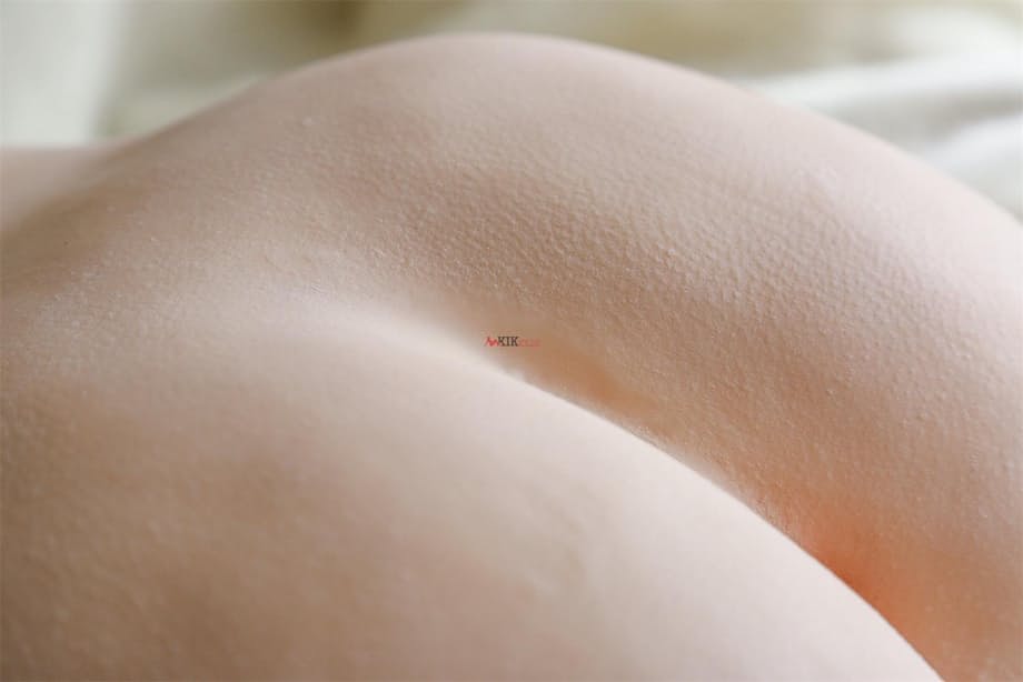 Poupée sexuelle Kik sans jambes ni membres se fait caresser sa chatte rose vif par une grosse queue - 17