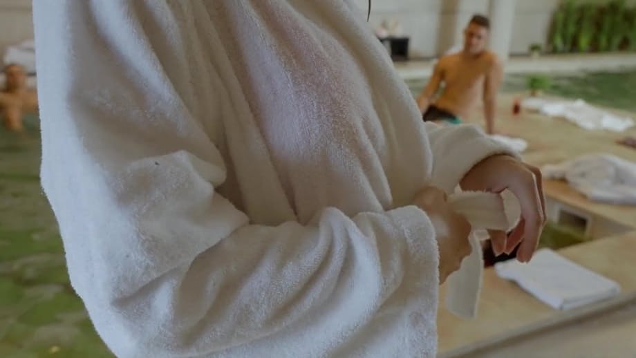 Irina Cage gémit alors que ses seins juteux rebondissent pendant que sa chatte serrée se fait brutalement étirer - 1