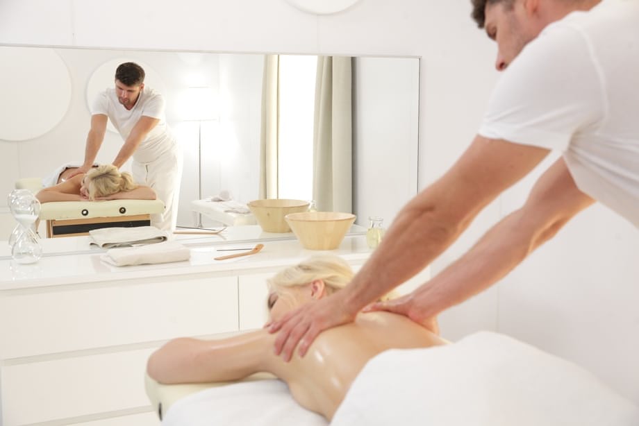 La blonde irrésistible Lika Star écarta avec hâte les cuisses pour recevoir un profond martèlement sur la table de massage. - 11