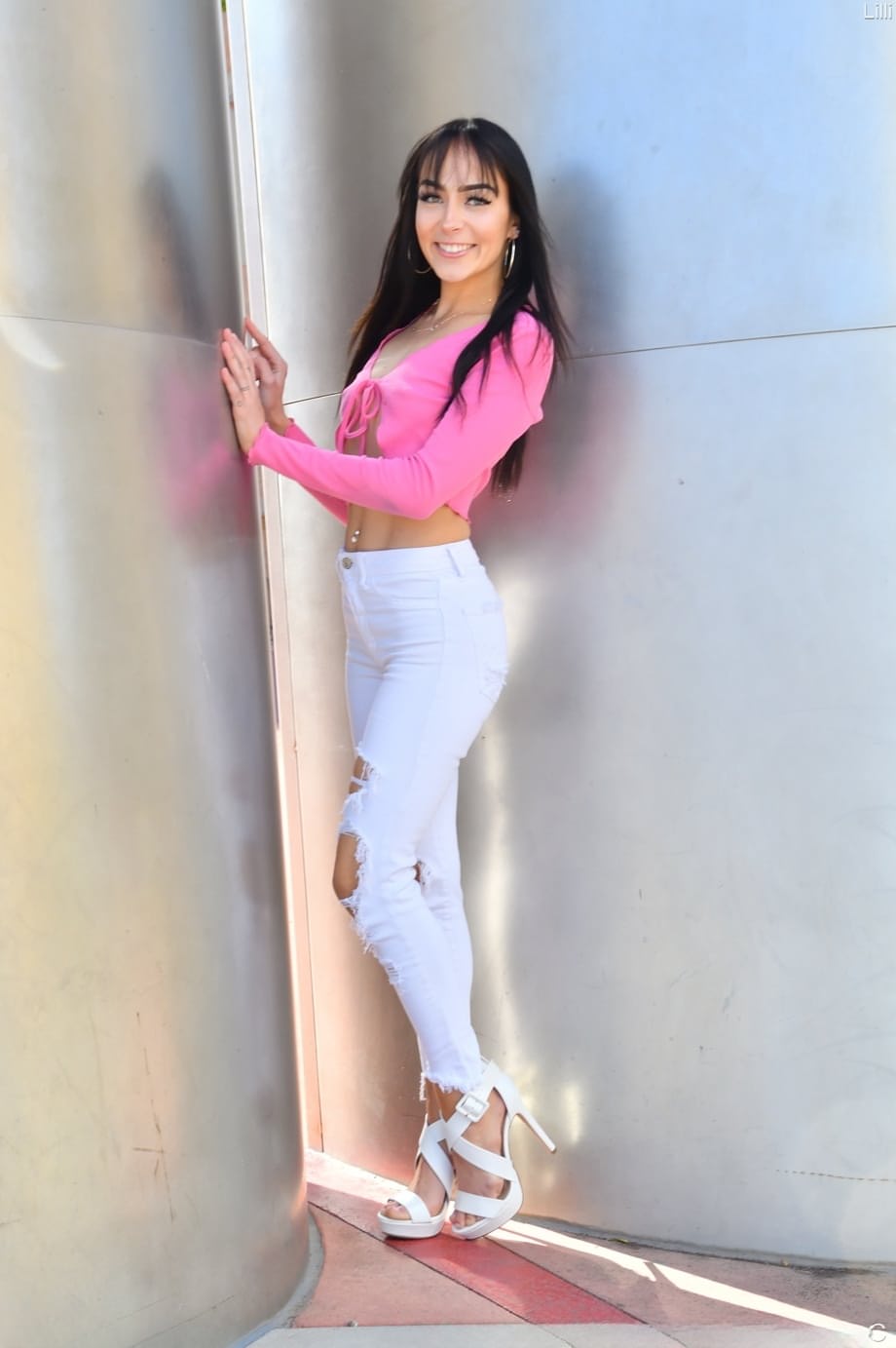 Lilli's seductive amateur flash inside restaurant exposing perky hard nips through tight clothes - 2