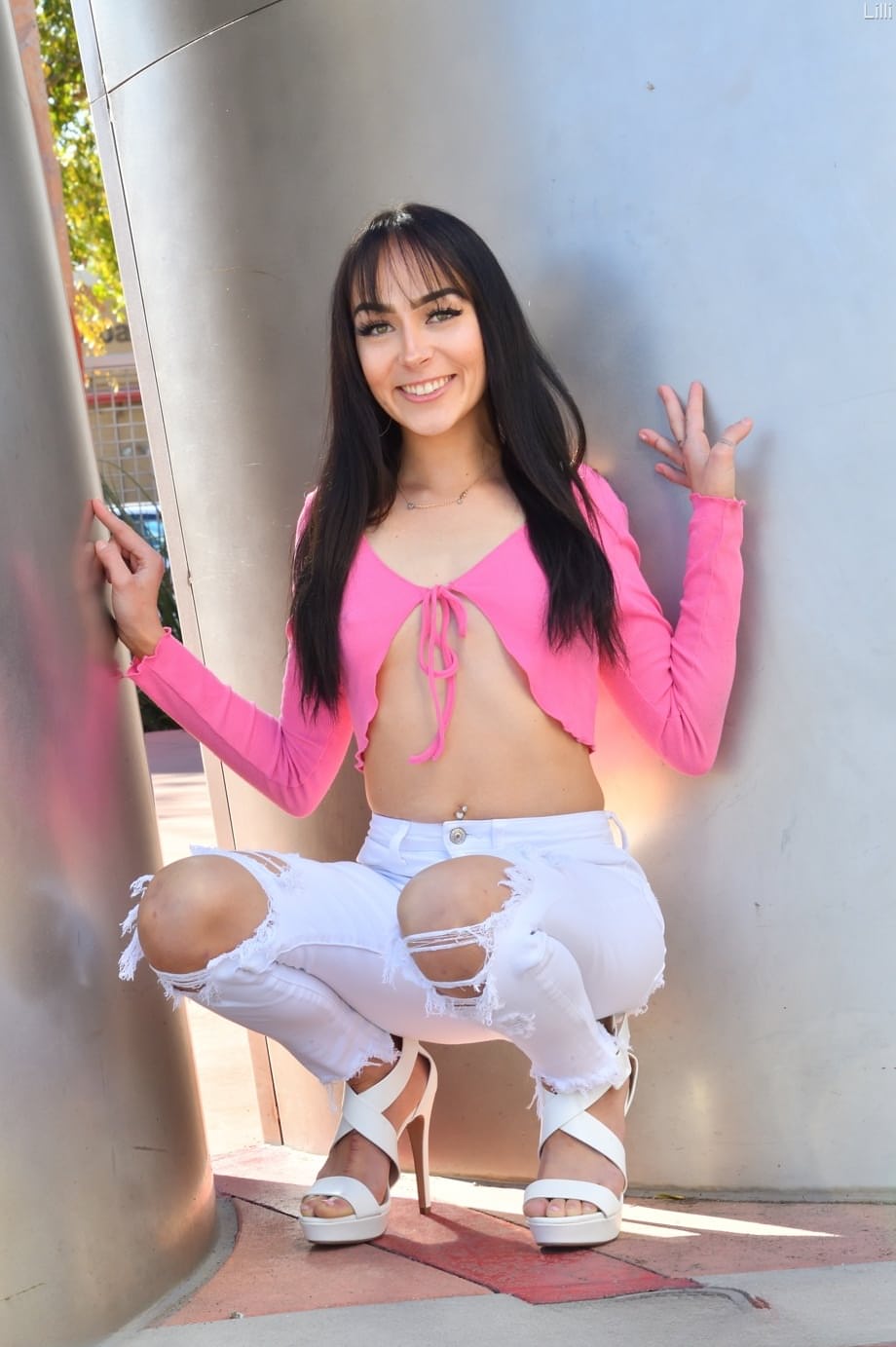 Lilli's seductive amateur flash inside restaurant exposing perky hard nips through tight clothes - 6