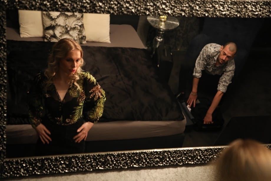 Cica, la curvy bionda MILF, domina il suo stallone in una frenzy di doggy-style rovente - 3