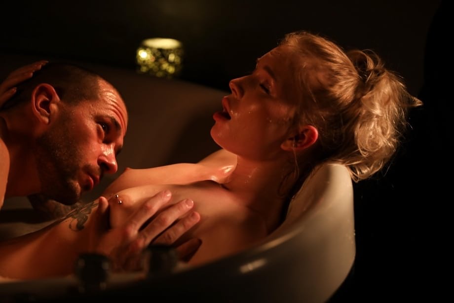 Cica, la curvy bionda MILF, domina il suo stallone in una frenzy di doggy-style rovente - 15