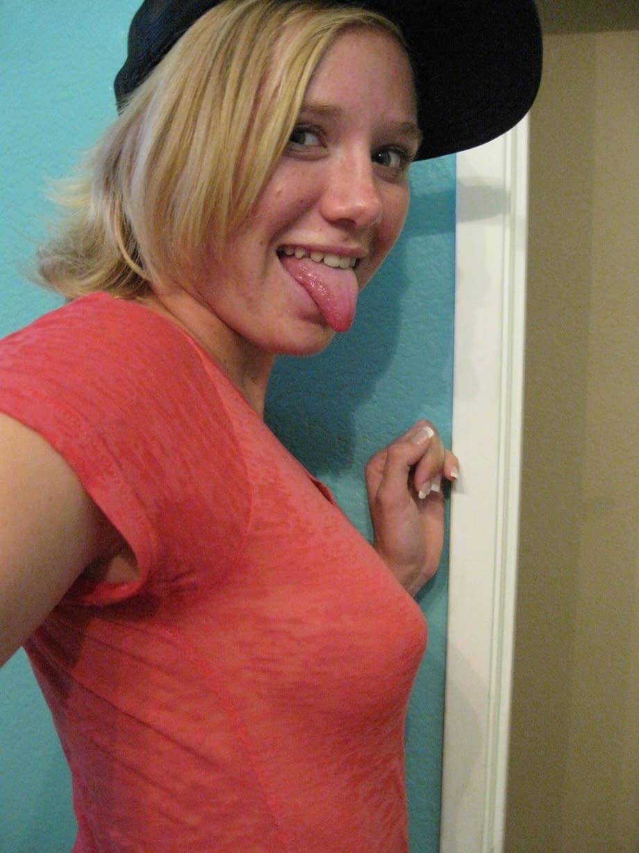 All-natural amateur babe showing off her cute little booty in her panties