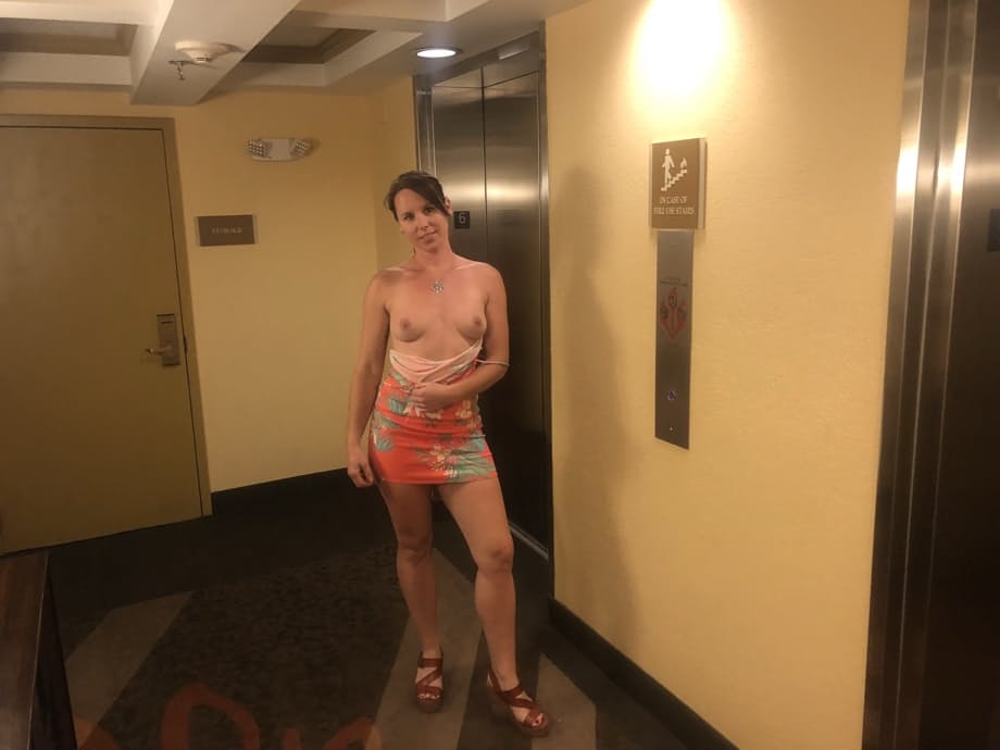 Riley Jacobs exhibe con orgullo su plug anal profundamente incrustado en su trasero grueso y redondo. - 12