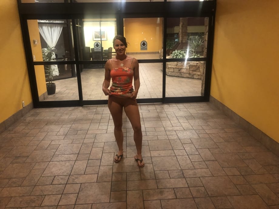 Riley Jacobs exhibe con orgullo su plug anal profundamente incrustado en su trasero grueso y redondo. - 13